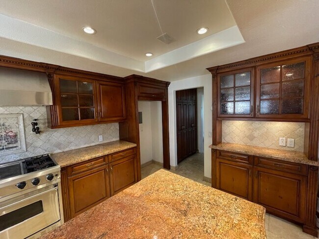 Building Photo - Spacious 4 Bedroom Oxnard Home with Custom...