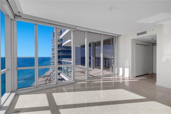 Foto del edificio - 17121 Collins Ave