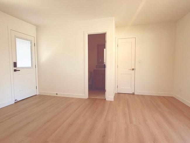 Building Photo - 309 W Hampshire Ave