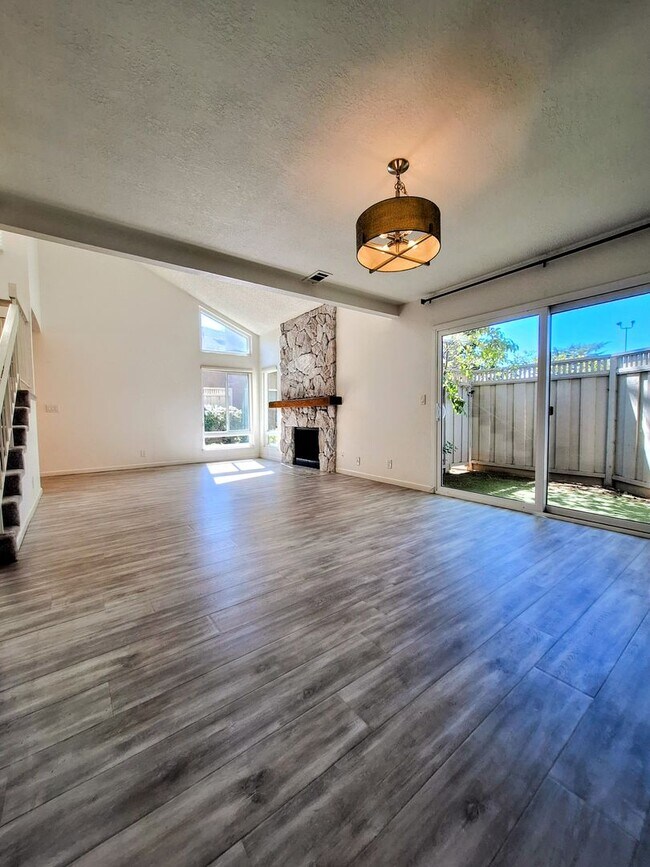 Foto del edificio - Spacious Two-Story 3bd Townhouse With Private Patios, Balcony, & Garage