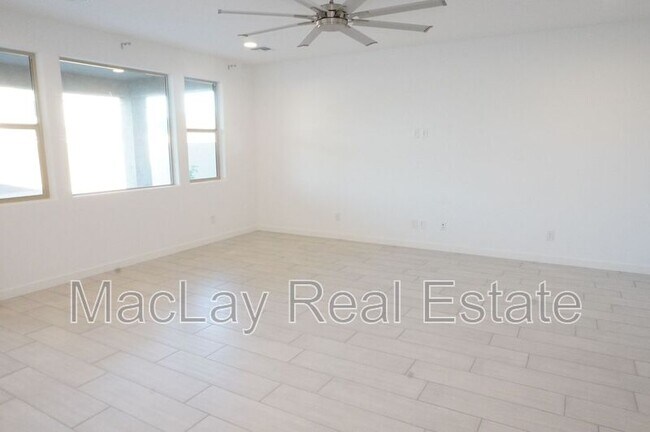 Foto del edificio - 40562 W Michaels Dr