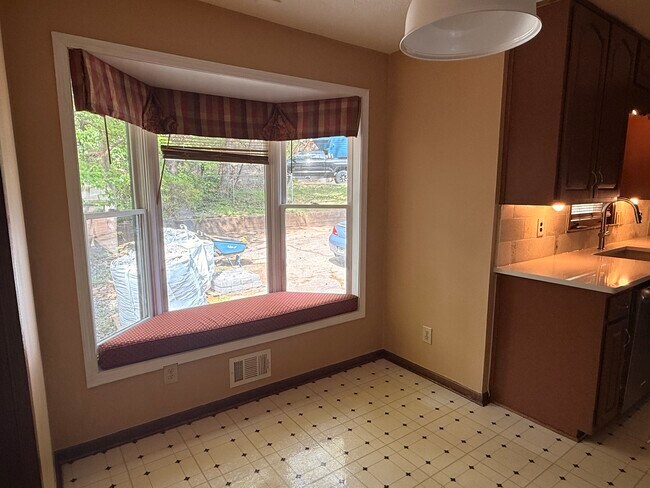 Ventanal con asiento incorporado - 2928 Sanibel Dr