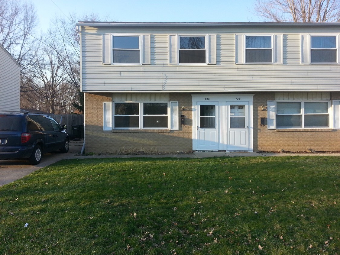 724 Purdue Ave, Elyria, OH 44035 Townhouse for Rent in Elyria, OH