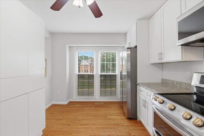 Foto del edificio - Welcome home to this beautifully updated and move-in-ready 3-bedroom, 3.5-bath townhouse