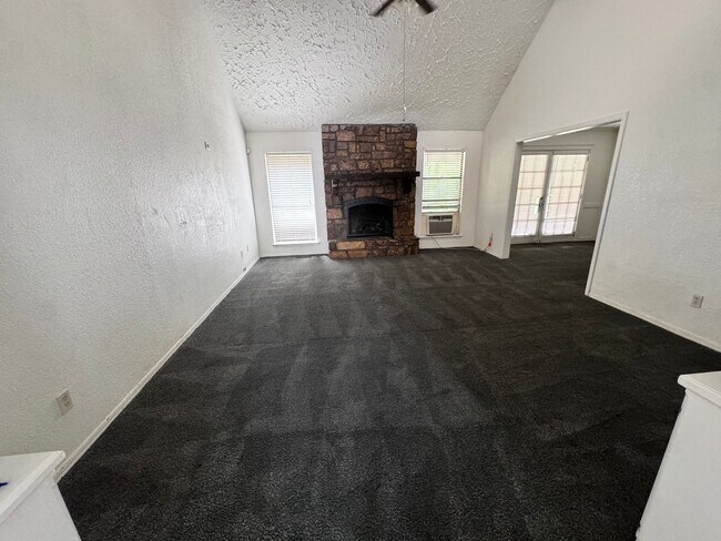 Building Photo - Large 4 bedroom in Broken Arrow