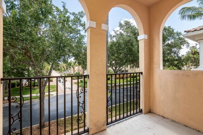 Building Photo - Townhouse in Village Walk of Bonita Springs