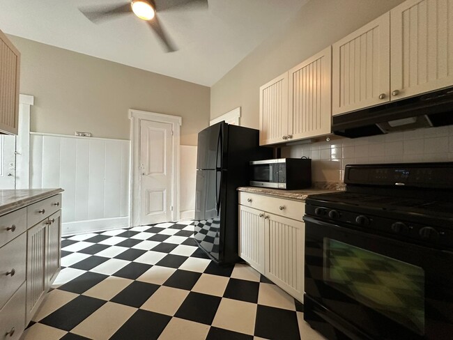 Foto del edificio - Amazing 4-Bedroom Apartment Located in Nor...