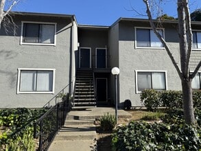 Building Photo - 900 Cambridge Dr