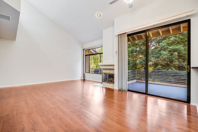 Building Photo - 3046 Lakemont Dr