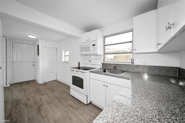 Building Photo - 3 br, 1 bath House - 1520 NW 58th Ter