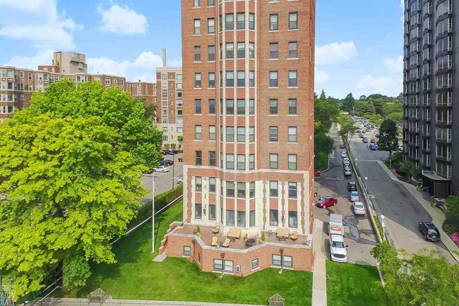 Building Photo - 8162 E Jefferson Ave
