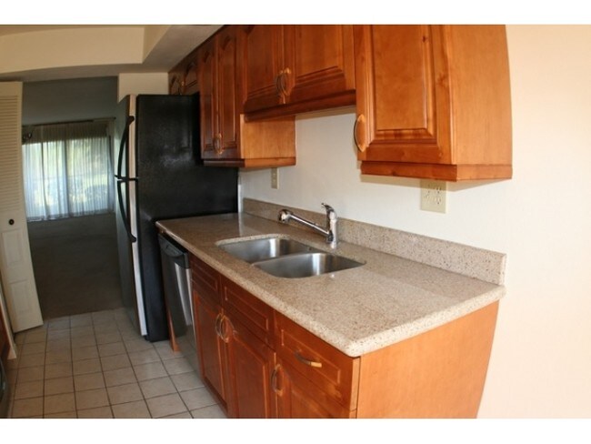 Building Photo - 3300 Cove Cay Dr