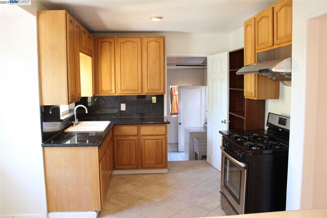 Foto del edificio - 15884 Connolly Ave