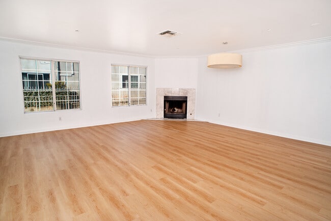 Building Photo - 15920 Sherman Way