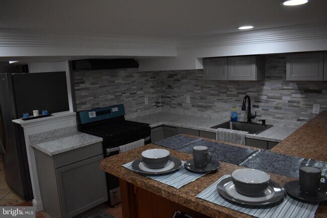 Building Photo - 6308 Joslyn Pl