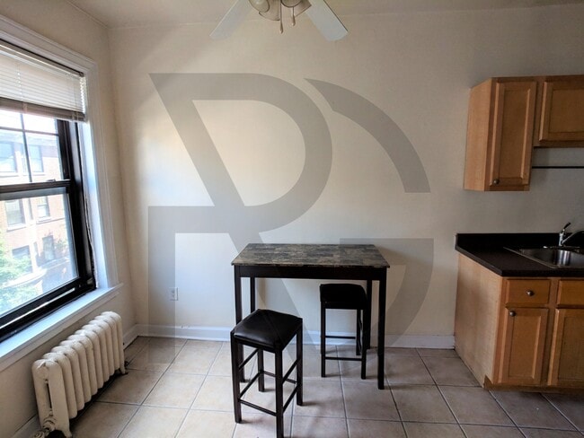 Building Photo - 750 W Briar Plz