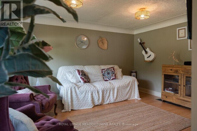 Photo du bâtiment - 5853 McLeod Rd