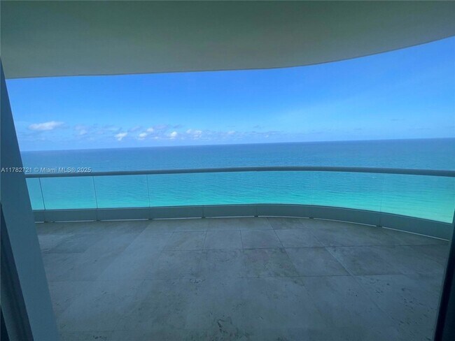 Foto del edificio - 16047 Collins Ave