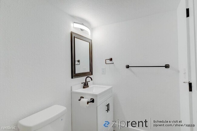 Building Photo - 2 br, 2 bath Condo - 14527 Northeast 40th ...