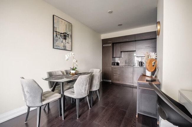 Photo du bâtiment - 4841 Yonge St