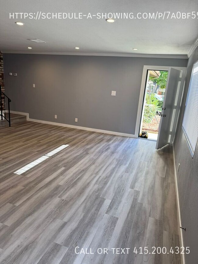 Building Photo - New Floors, Paint and More!! 2 bed 1 bath ...