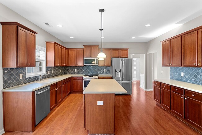 Building Photo - Available Now! Gorgeous, Updated 4 Bed/3 B...