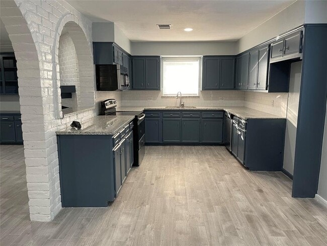 Building Photo - 28918 Savannah Dr