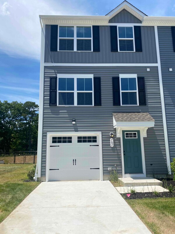 Primary Photo - 701 Cyprus Ct