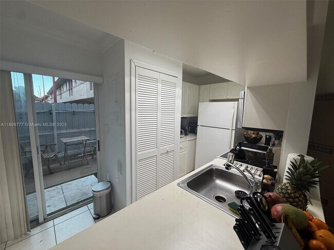 Building Photo - 980 NW 78th Ave