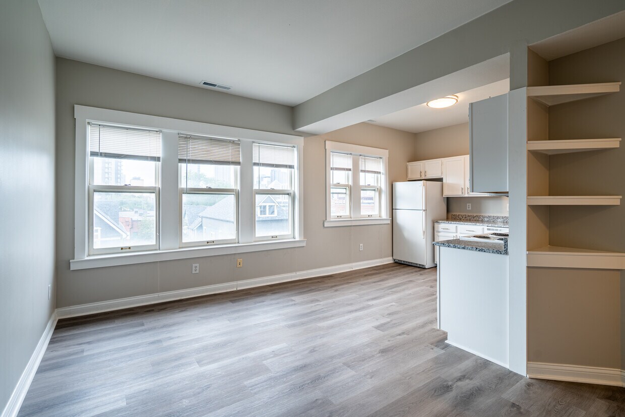Foto principal - 234 E 9th St