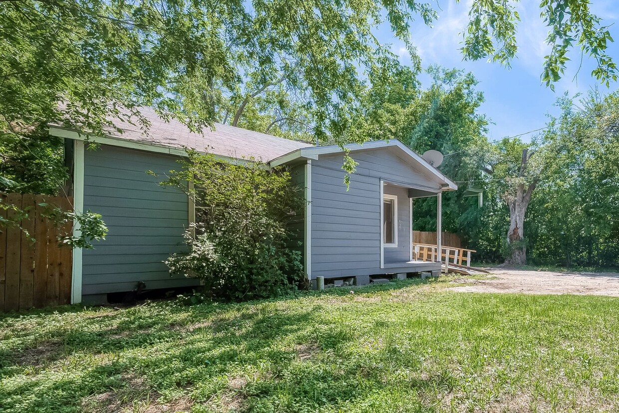 Primary Photo - Affordable spacious 4bed/2bath single-family house!