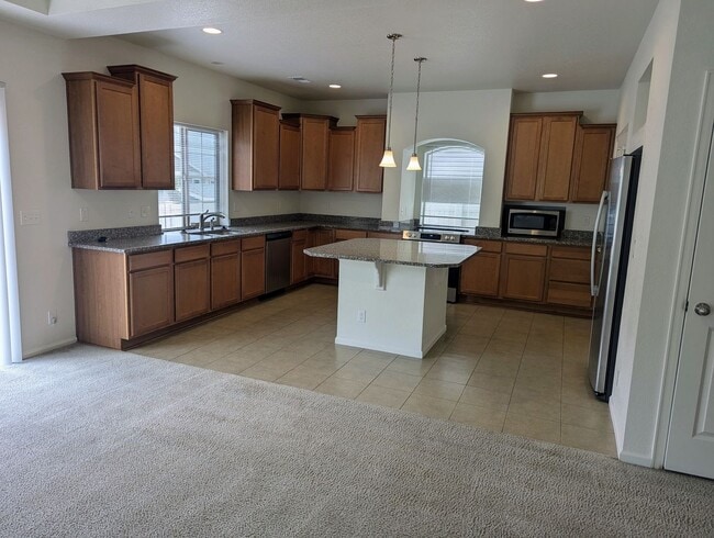 Building Photo - MASSIVE 4-BEDROOM, 3-BATHROOM HOME NEAR DI...