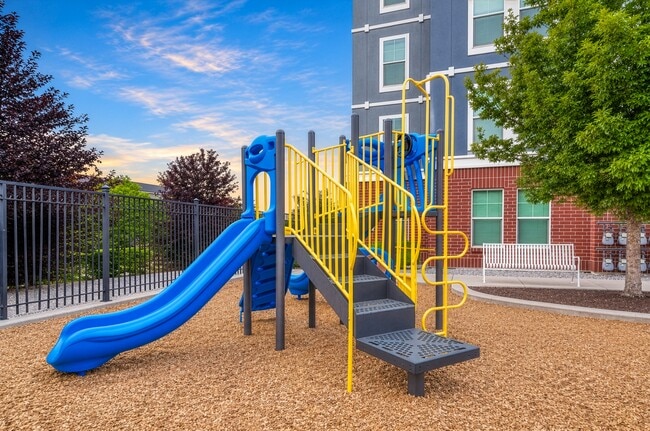Building Photo - Hills at Renaissance