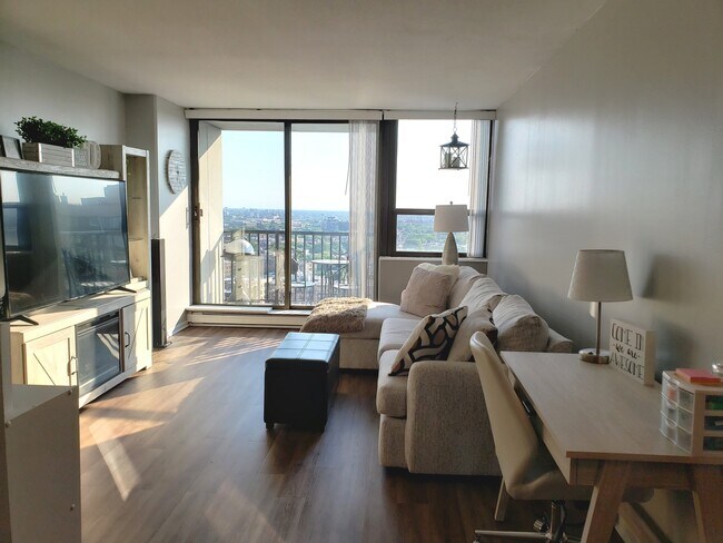 Foto del edificio - 2740 N Pine Grove Ave