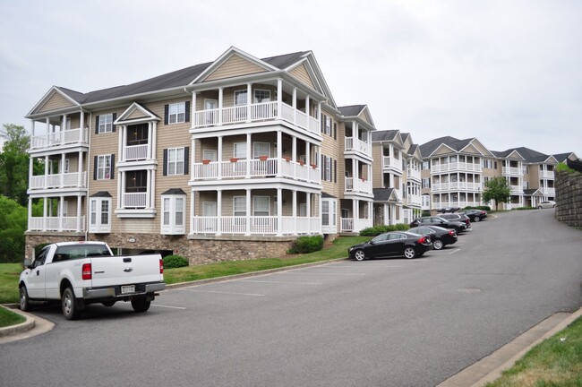 Building Photo - 2 Bedroom, 2 bath Condo Suncrest Village G...