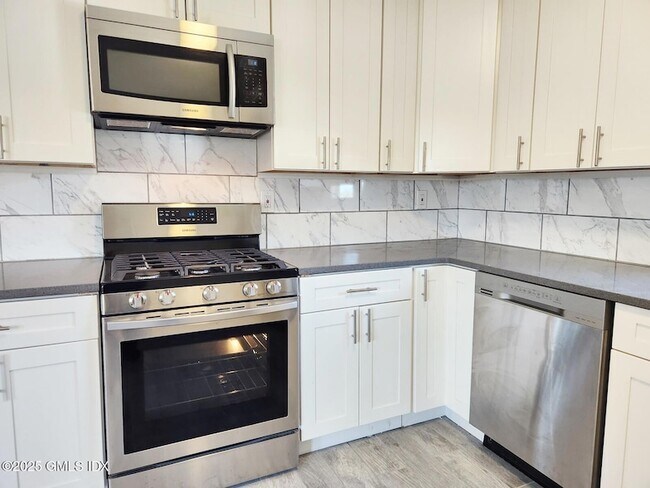 Foto del edificio - 30 Woodland Dr