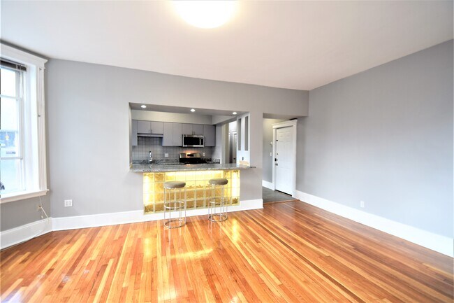 Foto del edificio - 83 Glenville Ave