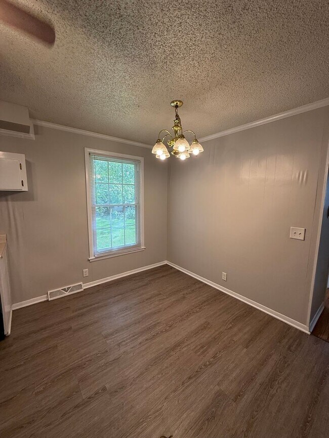 Foto del edificio - 3BR Brick Home with Beautiful Hardwood Floors