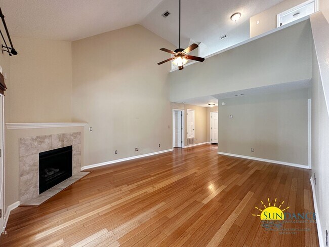 Foto del edificio - Lakefront home with Enclosed pool centered...