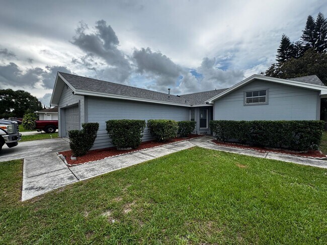 Building Photo - Updated & Spacious Home