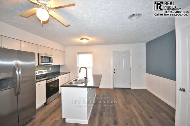 Building Photo - Gorgeous remodeled 3BR/2BA duplex, minutes...