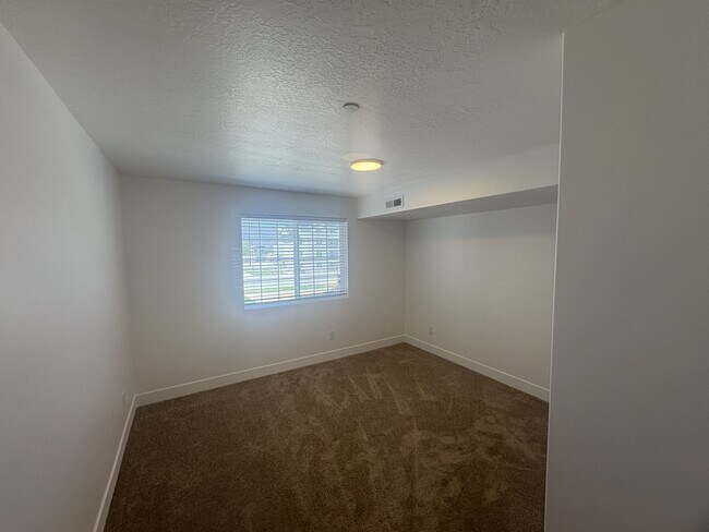 Foto del edificio - 2028 Sawmill Blvd