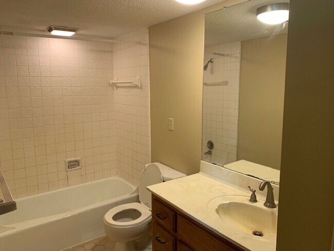 Foto del edificio - 1855 Poplar Woods Cir W