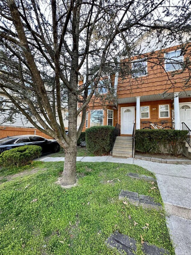 37 A Hickory Rd, Manorhaven, NY 11050 Townhouse for Rent in