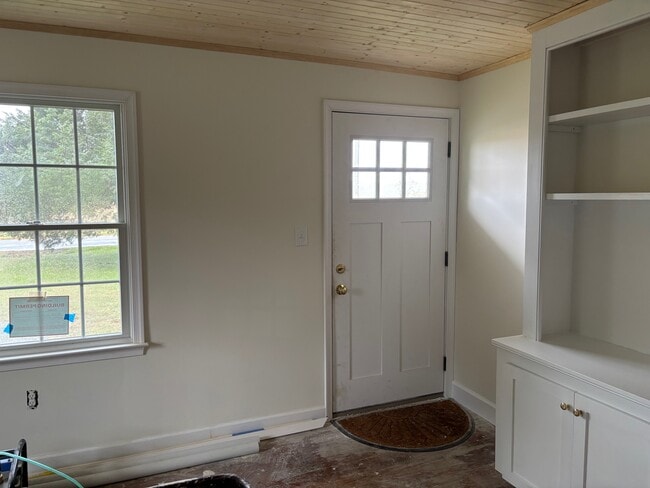 liv rm - 7121 Quaker Neck Rd