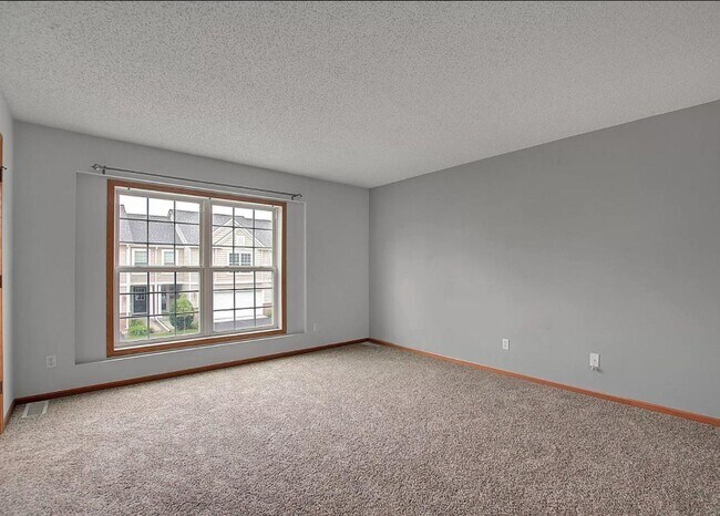 upstair Master bedroom - 5160 Farnham Dr N