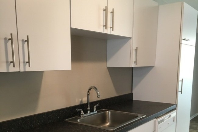 Kitchen - Lakeway Woods Apartments