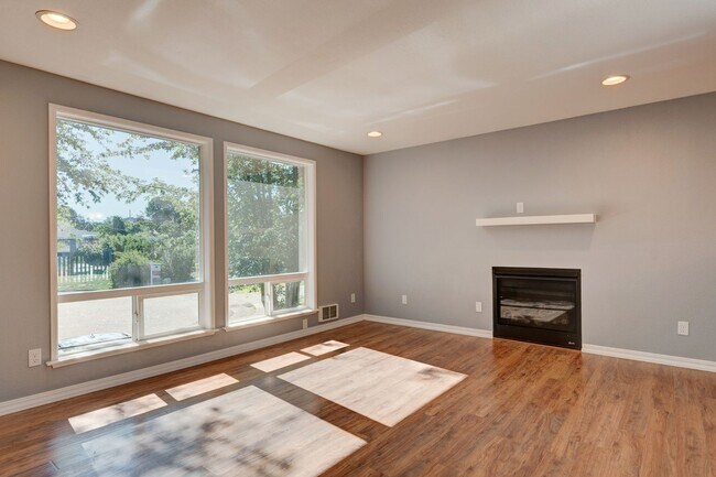 Building Photo - 4 Bedrooms & 2 Bathroom House