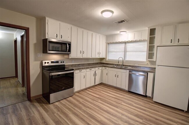 Building Photo - 1027 Stonecrest Dr