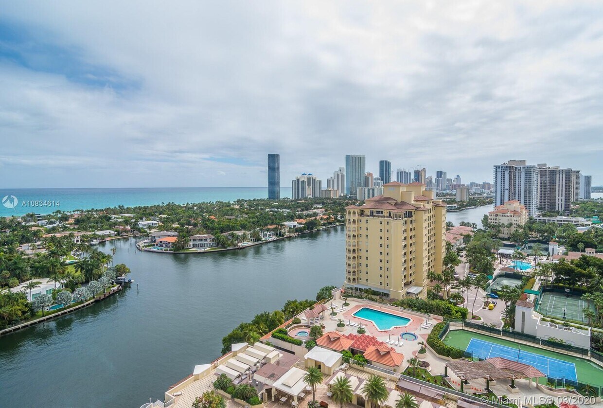 Foto principal - 20191 E Country Club Dr